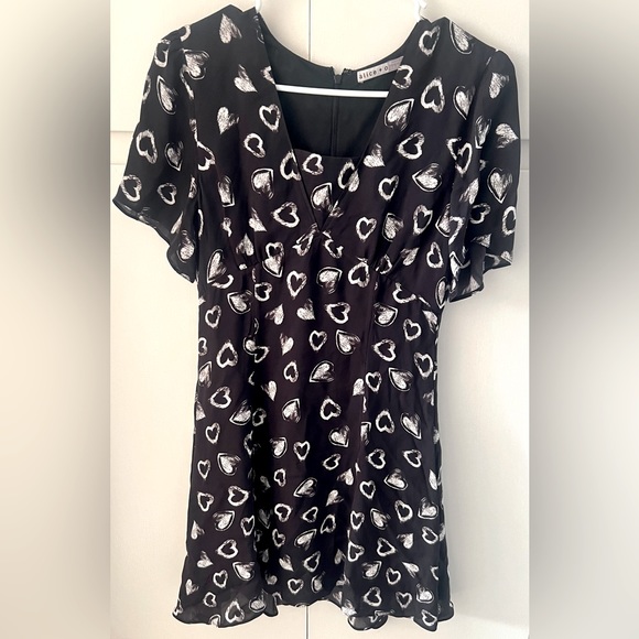 ALICE + OLIVIA ELIA EMPIRE WAIST HEART PRINT SHORT SLEEVE DRESS BLACK WHITE 2 - Picture 1 of 8